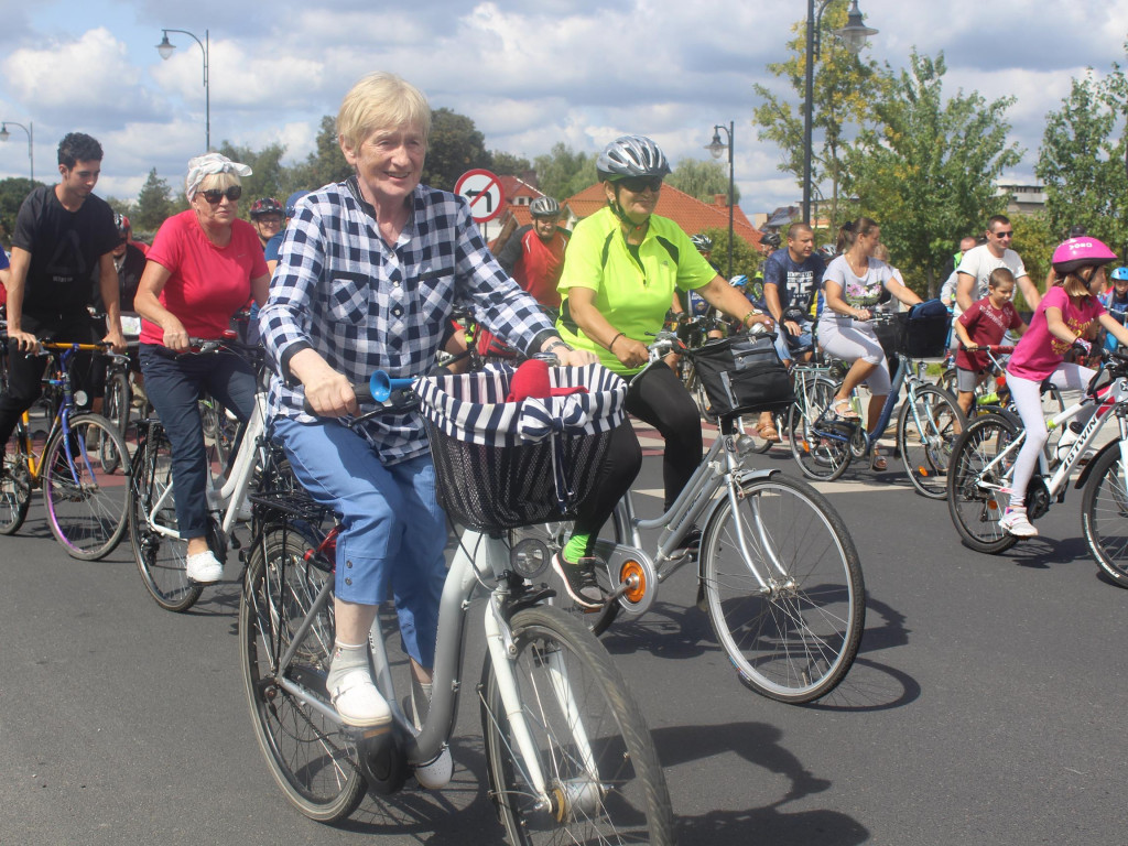 Słoneczna pogoda sprzyjała rowerzystom. Setki osób przejechały olęderskim szlakiem