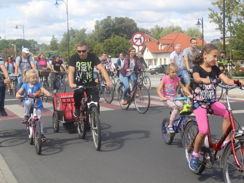 Słoneczna pogoda sprzyjała rowerzystom. Setki osób przejechały olęderskim szlakiem