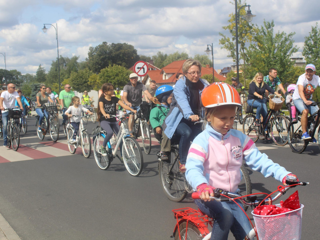 Słoneczna pogoda sprzyjała rowerzystom. Setki osób przejechały olęderskim szlakiem