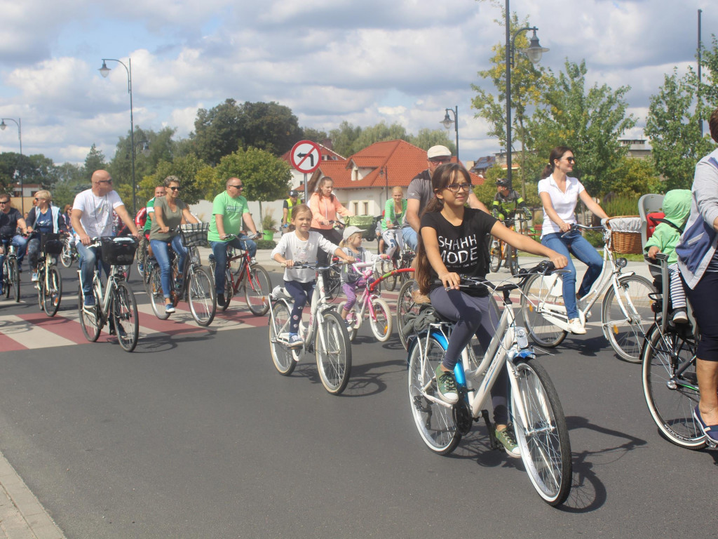 Słoneczna pogoda sprzyjała rowerzystom. Setki osób przejechały olęderskim szlakiem