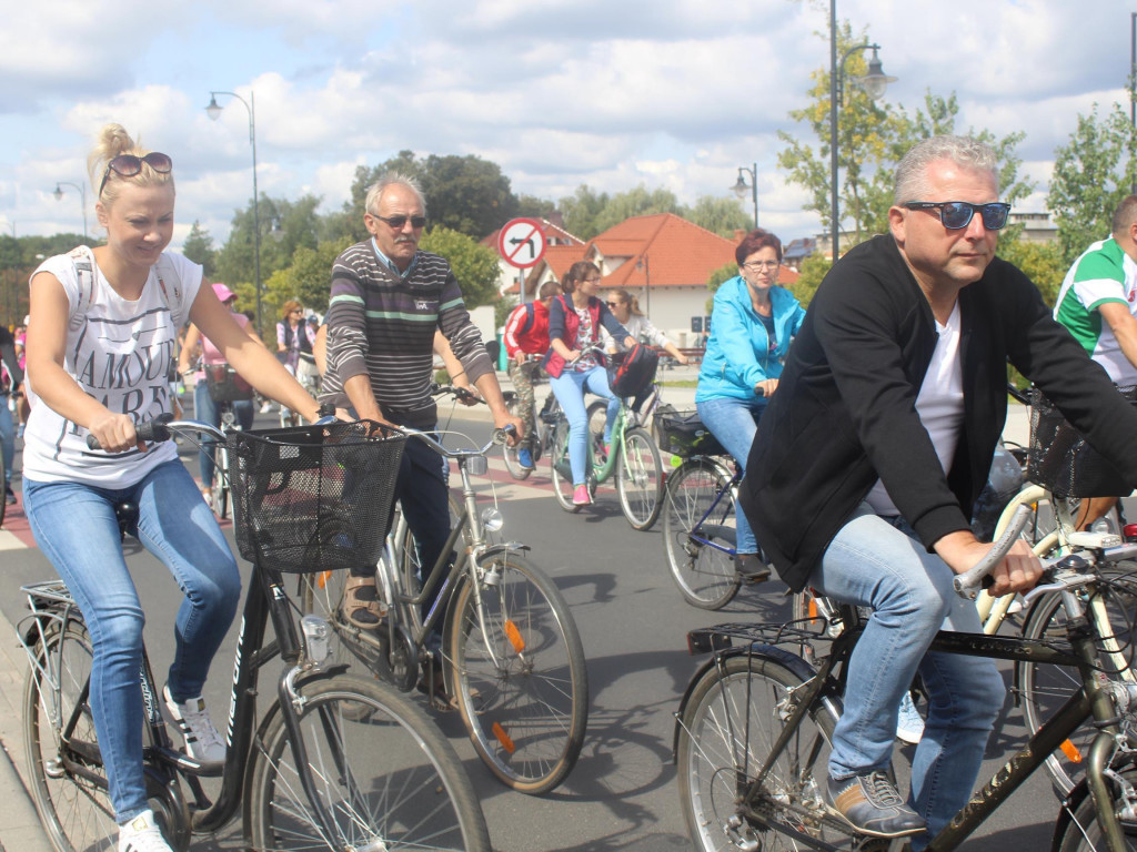 Słoneczna pogoda sprzyjała rowerzystom. Setki osób przejechały olęderskim szlakiem