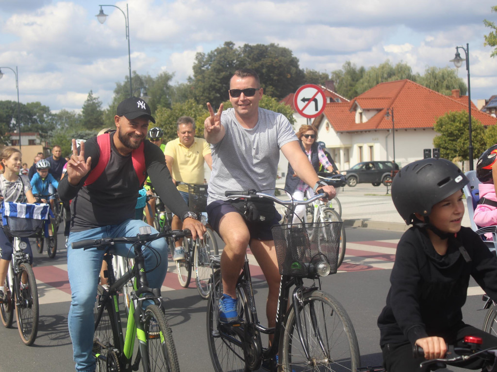 Słoneczna pogoda sprzyjała rowerzystom. Setki osób przejechały olęderskim szlakiem
