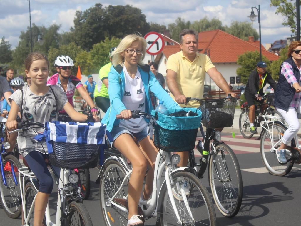 Słoneczna pogoda sprzyjała rowerzystom. Setki osób przejechały olęderskim szlakiem