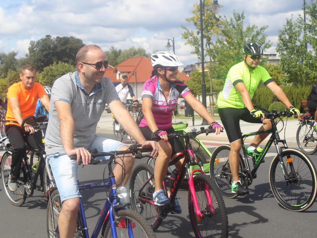 Słoneczna pogoda sprzyjała rowerzystom. Setki osób przejechały olęderskim szlakiem