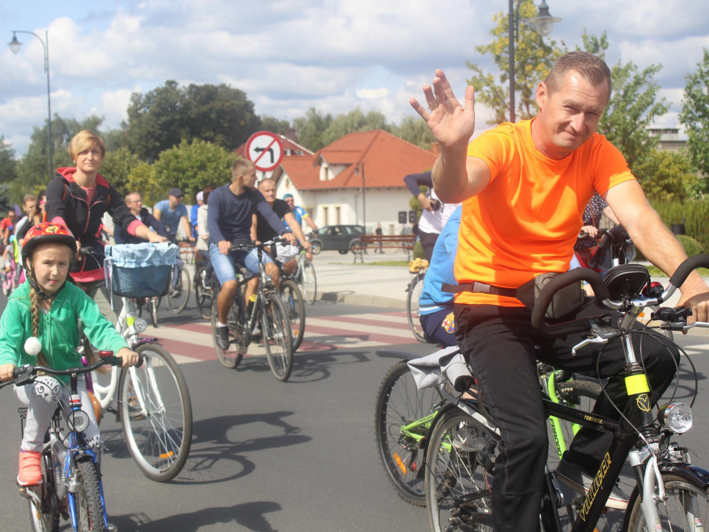Słoneczna pogoda sprzyjała rowerzystom. Setki osób przejechały olęderskim szlakiem