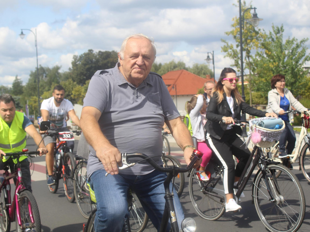 Słoneczna pogoda sprzyjała rowerzystom. Setki osób przejechały olęderskim szlakiem
