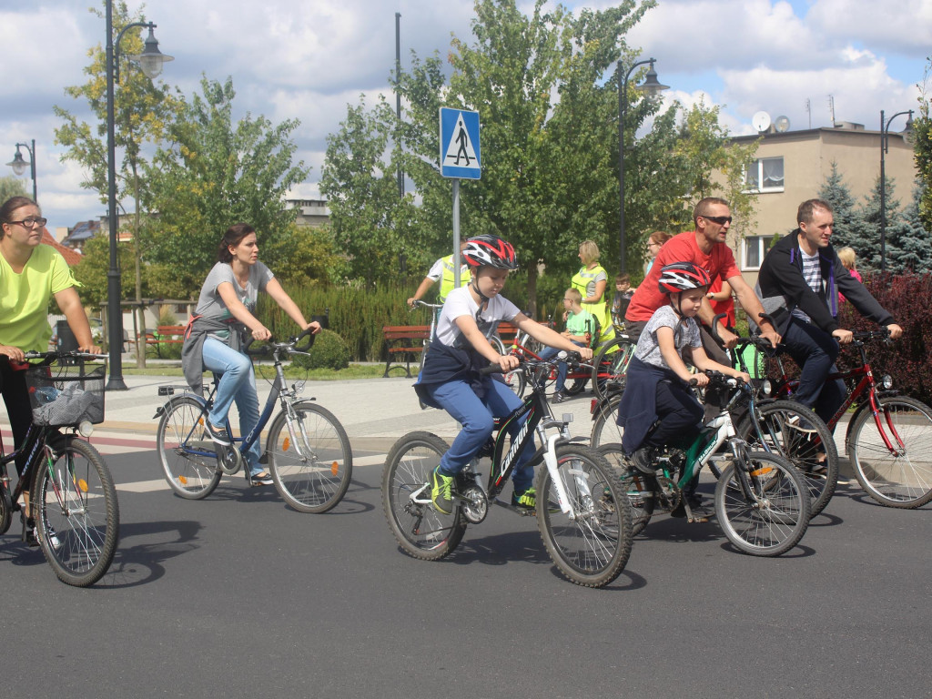 Słoneczna pogoda sprzyjała rowerzystom. Setki osób przejechały olęderskim szlakiem