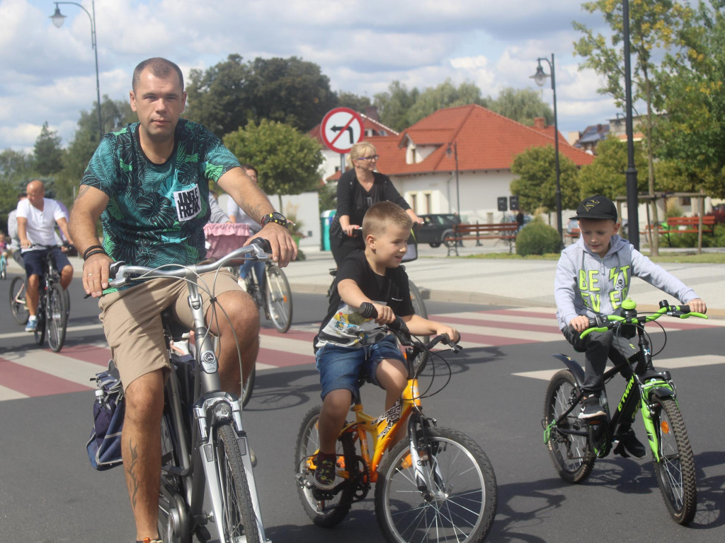 Słoneczna pogoda sprzyjała rowerzystom. Setki osób przejechały olęderskim szlakiem