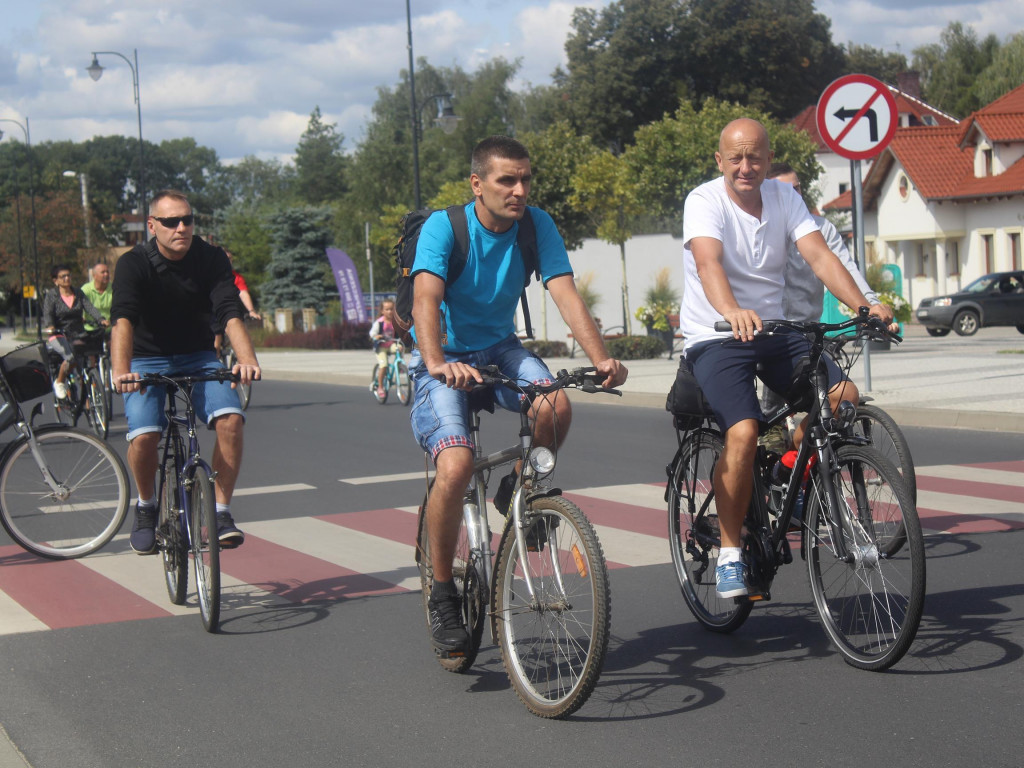 Słoneczna pogoda sprzyjała rowerzystom. Setki osób przejechały olęderskim szlakiem