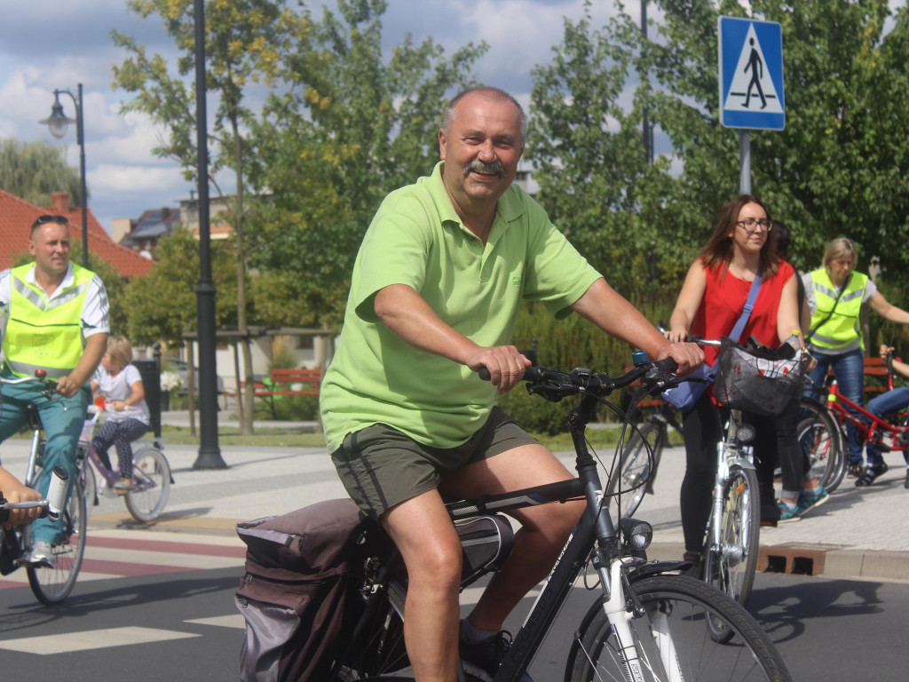 Słoneczna pogoda sprzyjała rowerzystom. Setki osób przejechały olęderskim szlakiem