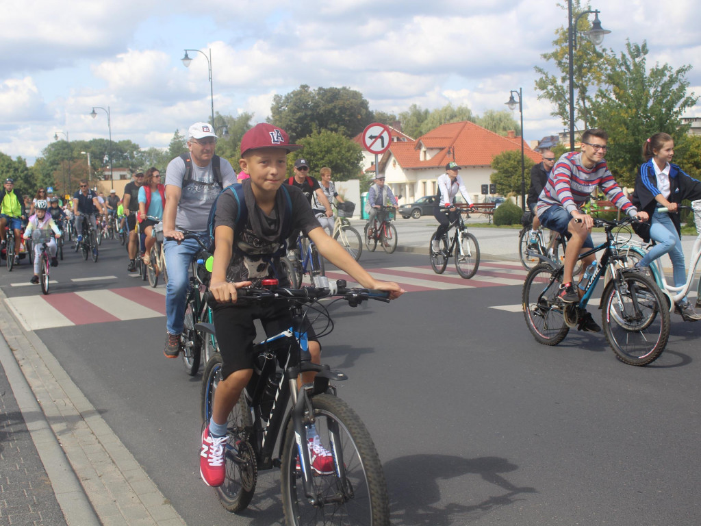 Słoneczna pogoda sprzyjała rowerzystom. Setki osób przejechały olęderskim szlakiem