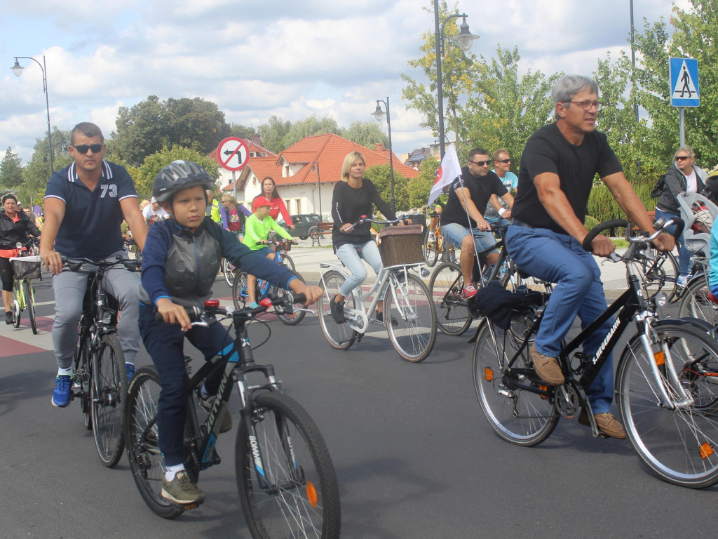 Słoneczna pogoda sprzyjała rowerzystom. Setki osób przejechały olęderskim szlakiem