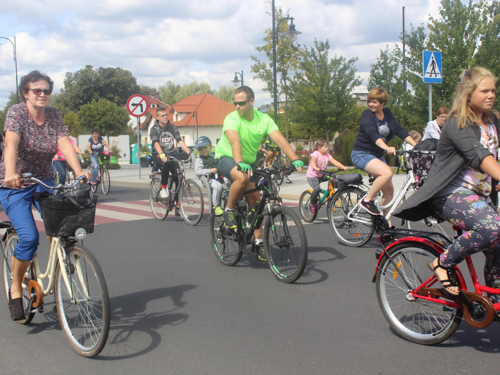 Słoneczna pogoda sprzyjała rowerzystom. Setki osób przejechały olęderskim szlakiem