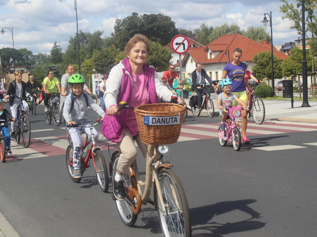 Słoneczna pogoda sprzyjała rowerzystom. Setki osób przejechały olęderskim szlakiem