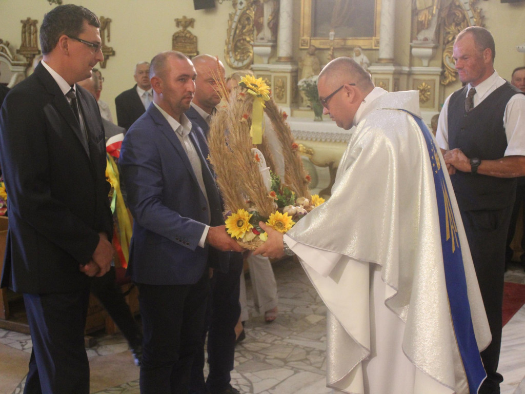 Uroczyście podziękowali na zebrane plony. Dożynkowe świętowanie w Targowej Górce