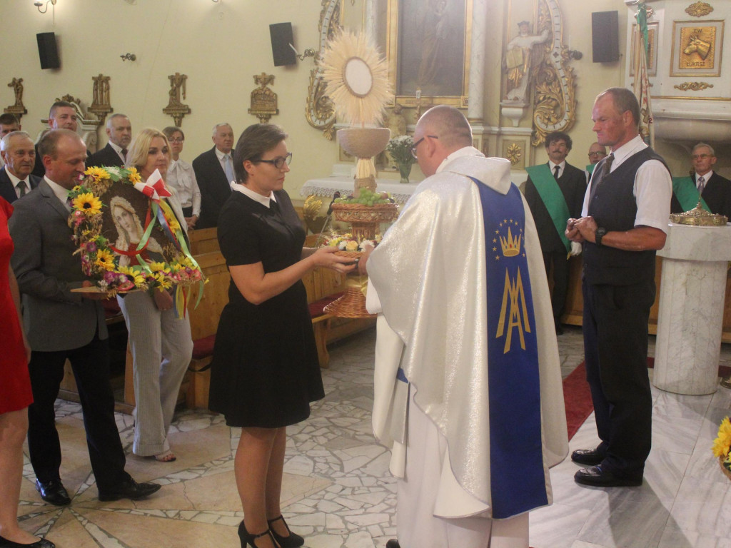 Uroczyście podziękowali na zebrane plony. Dożynkowe świętowanie w Targowej Górce
