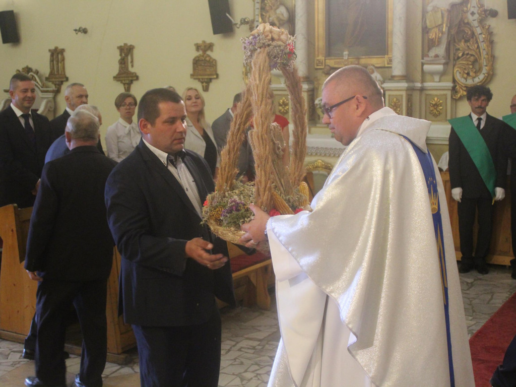 Uroczyście podziękowali na zebrane plony. Dożynkowe świętowanie w Targowej Górce