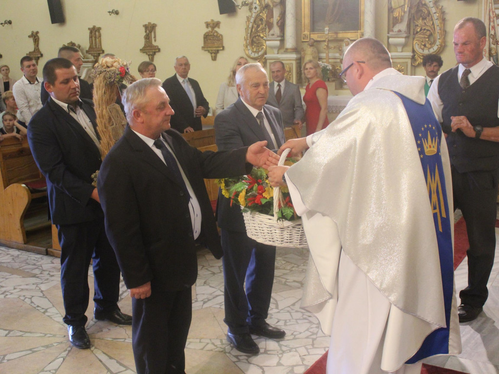 Uroczyście podziękowali na zebrane plony. Dożynkowe świętowanie w Targowej Górce