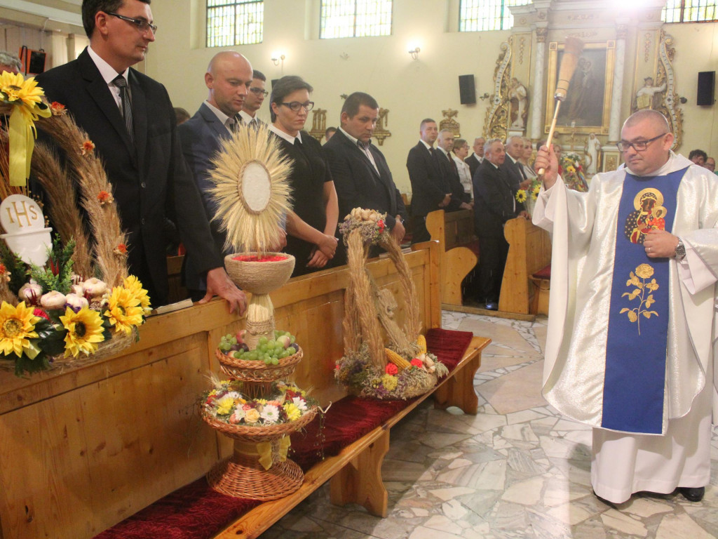 Uroczyście podziękowali na zebrane plony. Dożynkowe świętowanie w Targowej Górce