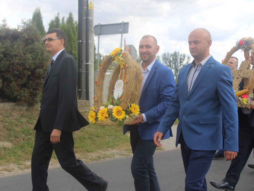 Uroczyście podziękowali na zebrane plony. Dożynkowe świętowanie w Targowej Górce