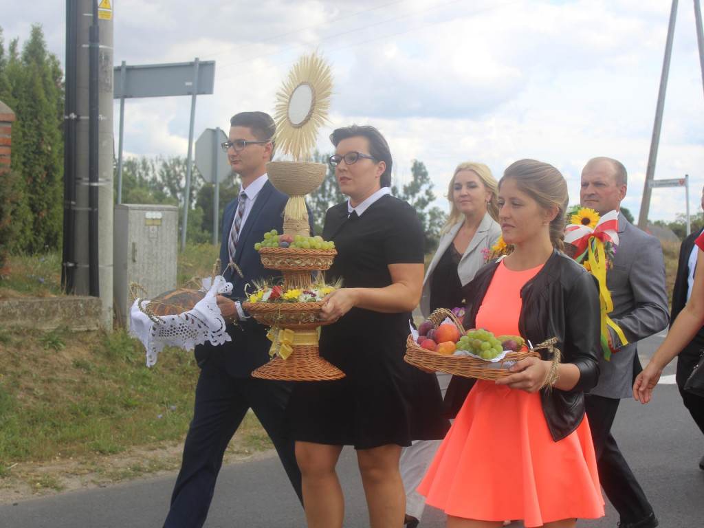 Uroczyście podziękowali na zebrane plony. Dożynkowe świętowanie w Targowej Górce