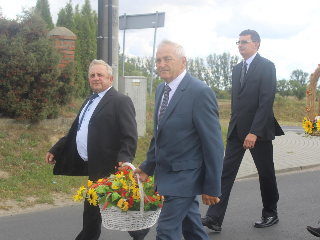 Uroczyście podziękowali na zebrane plony. Dożynkowe świętowanie w Targowej Górce