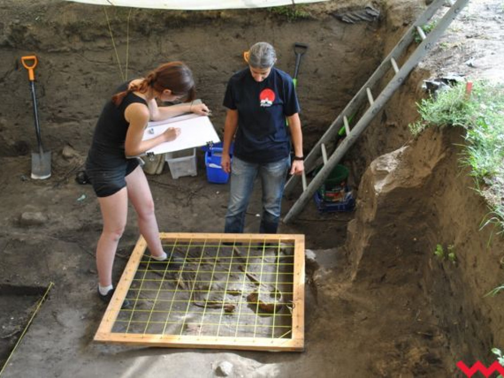 Archeolodzy odkryli w Grzybowie pochówek 55-letniego mężczyzny i 4-letniego dziecka