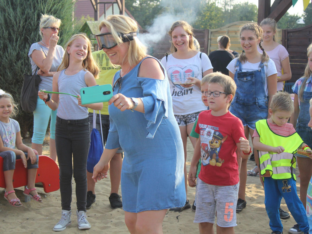 Dzieciaki ze Starczanowa bawiły się podczas letniej świetlicy. Największym hitem były alkogogle