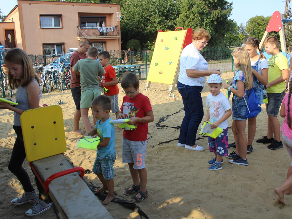 Dzieciaki ze Starczanowa bawiły się podczas letniej świetlicy. Największym hitem były alkogogle