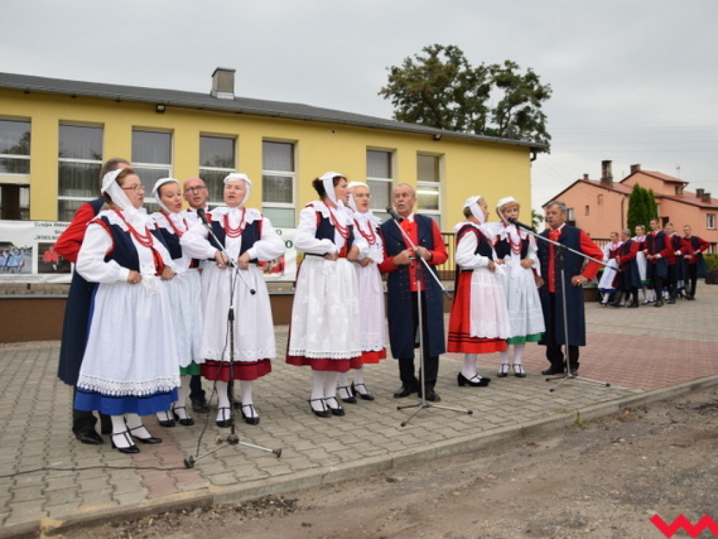 Święto folkloru na dożynkach wiejskich w Bieganowie. Koncert zespołu Ziemia Wrzesińska