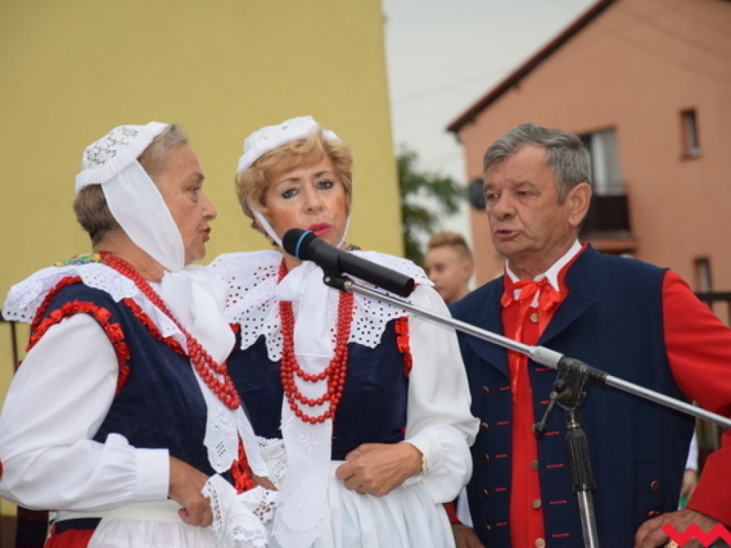 Święto folkloru na dożynkach wiejskich w Bieganowie. Koncert zespołu Ziemia Wrzesińska