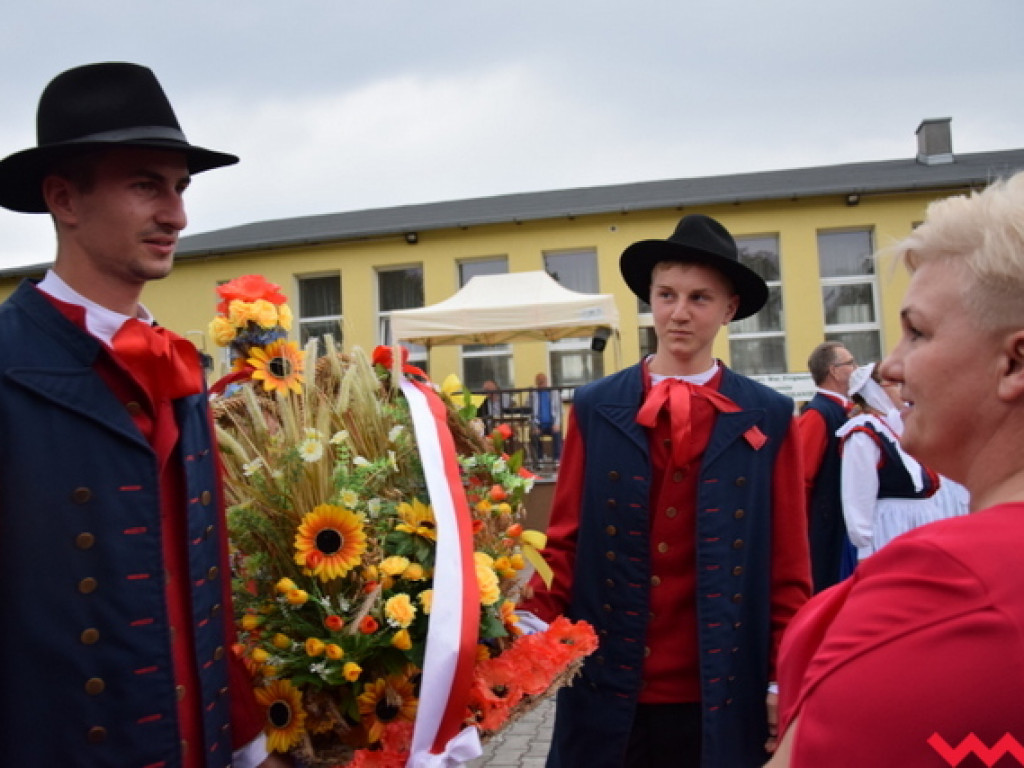 Święto folkloru na dożynkach wiejskich w Bieganowie. Koncert zespołu Ziemia Wrzesińska