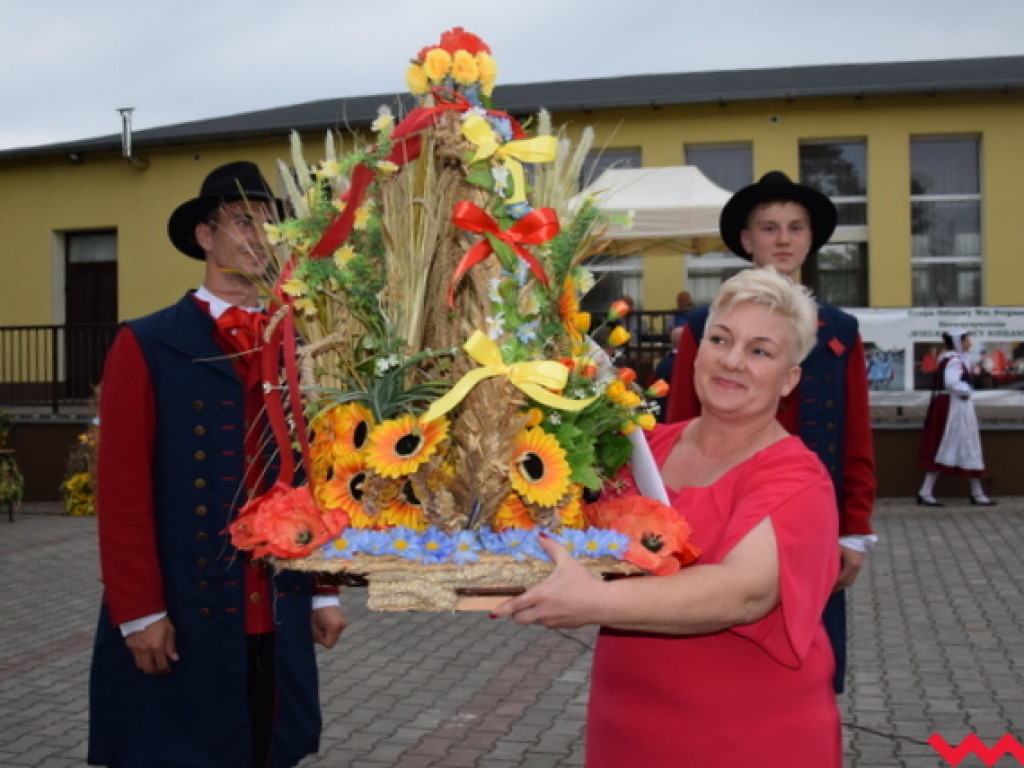 Święto folkloru na dożynkach wiejskich w Bieganowie. Koncert zespołu Ziemia Wrzesińska