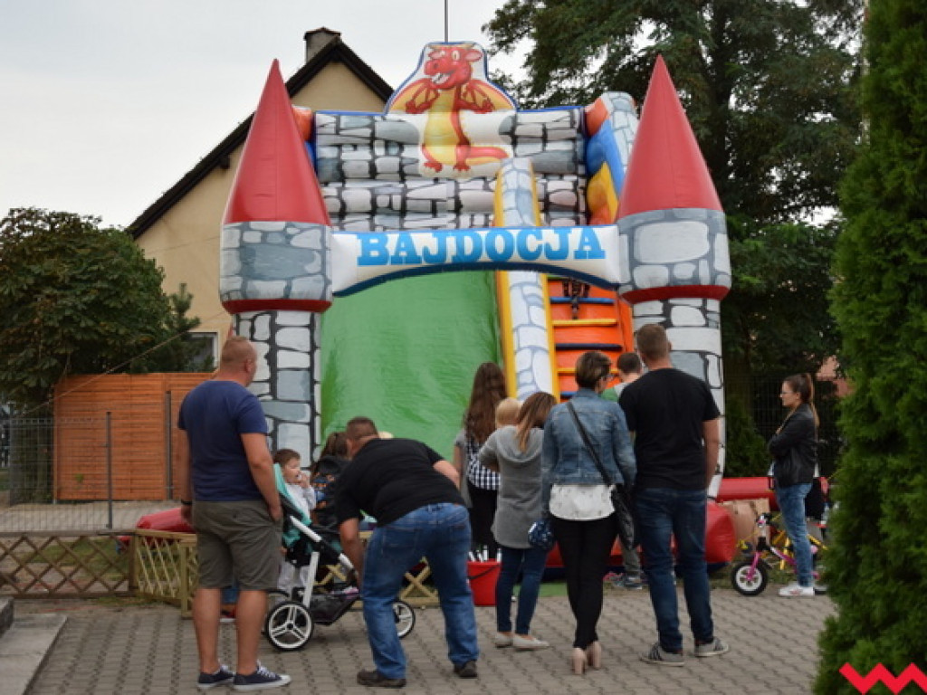 Święto folkloru na dożynkach wiejskich w Bieganowie. Koncert zespołu Ziemia Wrzesińska
