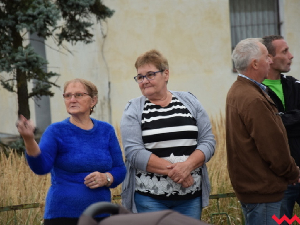 Święto folkloru na dożynkach wiejskich w Bieganowie. Koncert zespołu Ziemia Wrzesińska