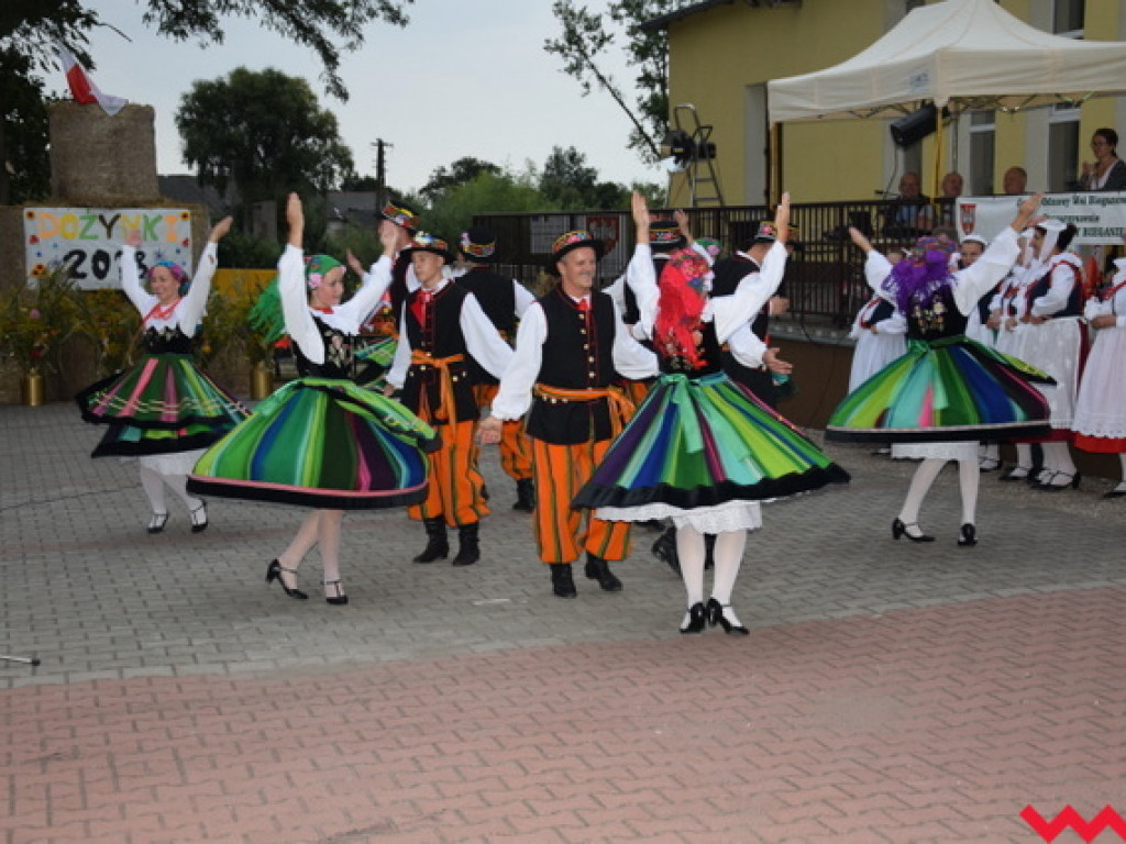 Święto folkloru na dożynkach wiejskich w Bieganowie. Koncert zespołu Ziemia Wrzesińska