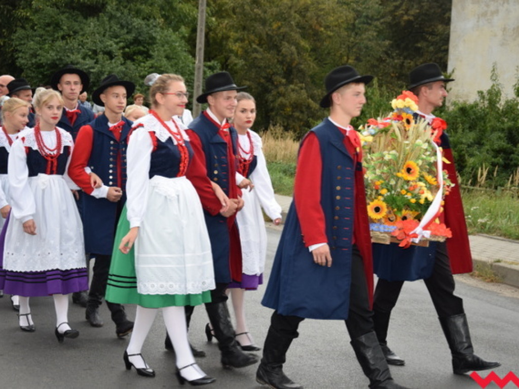 Święto folkloru na dożynkach wiejskich w Bieganowie. Koncert zespołu Ziemia Wrzesińska