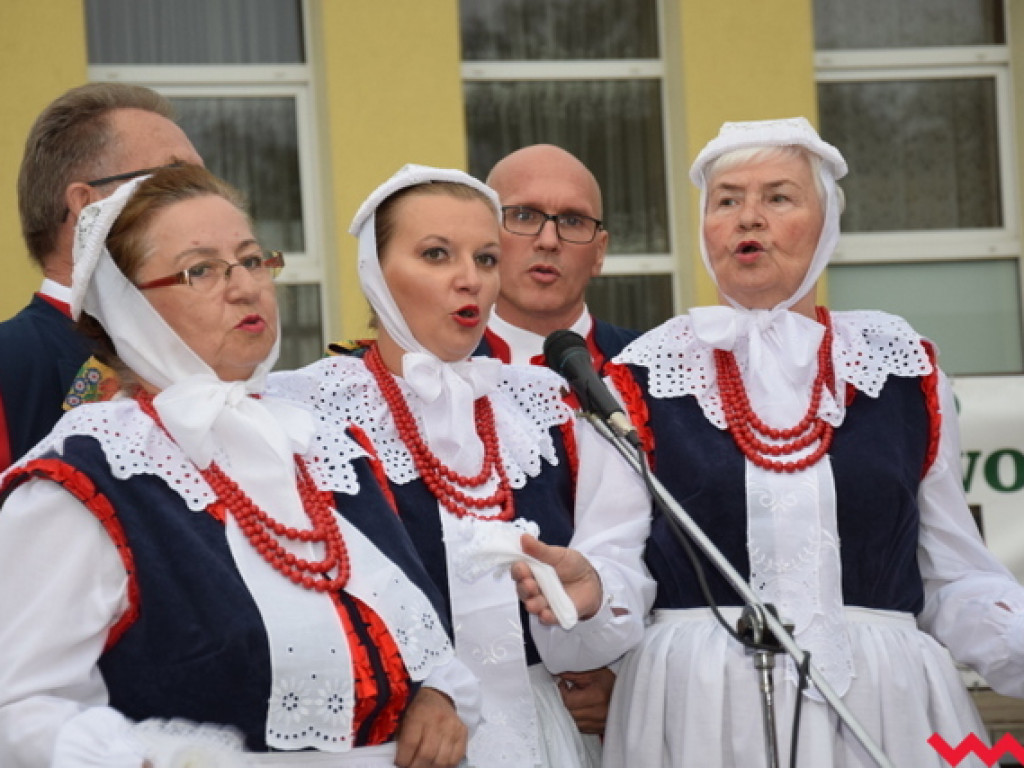 Święto folkloru na dożynkach wiejskich w Bieganowie. Koncert zespołu Ziemia Wrzesińska