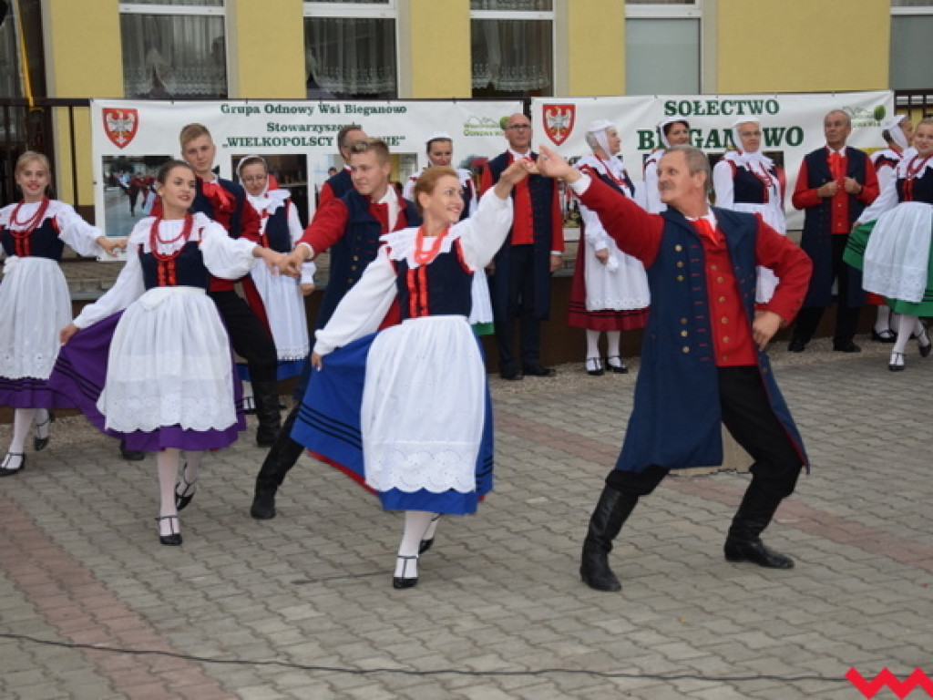 Święto folkloru na dożynkach wiejskich w Bieganowie. Koncert zespołu Ziemia Wrzesińska
