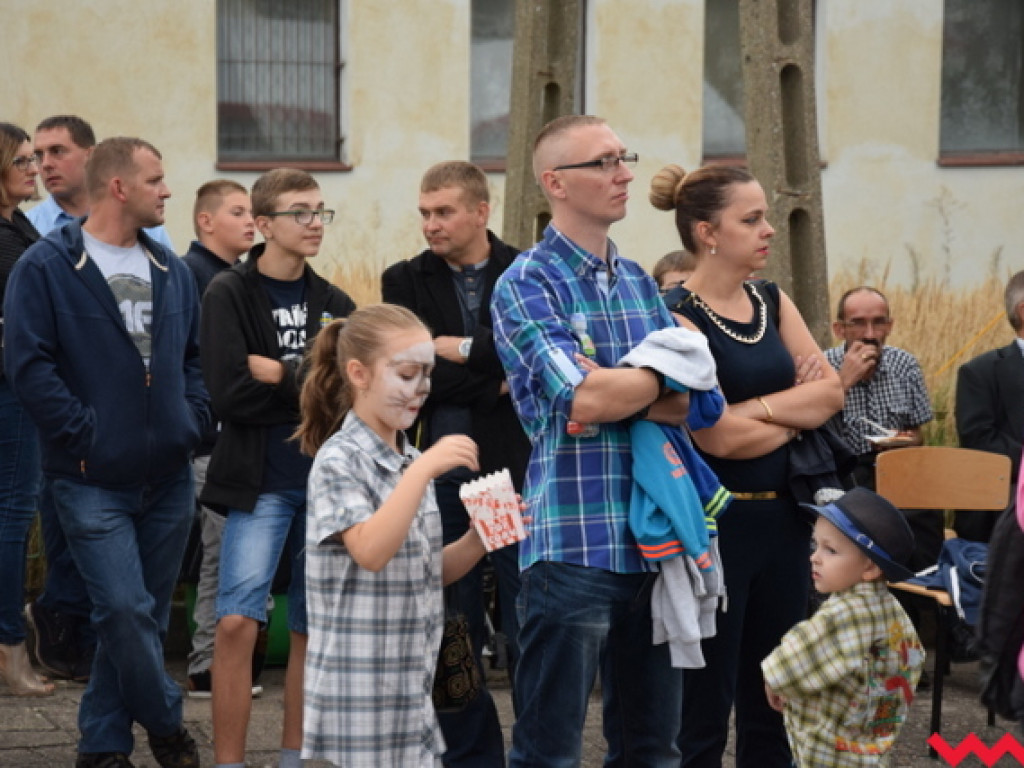 Święto folkloru na dożynkach wiejskich w Bieganowie. Koncert zespołu Ziemia Wrzesińska