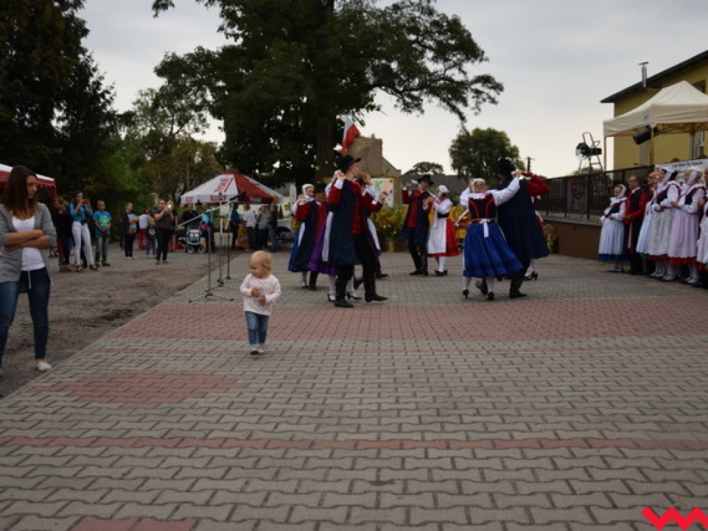 Święto folkloru na dożynkach wiejskich w Bieganowie. Koncert zespołu Ziemia Wrzesińska