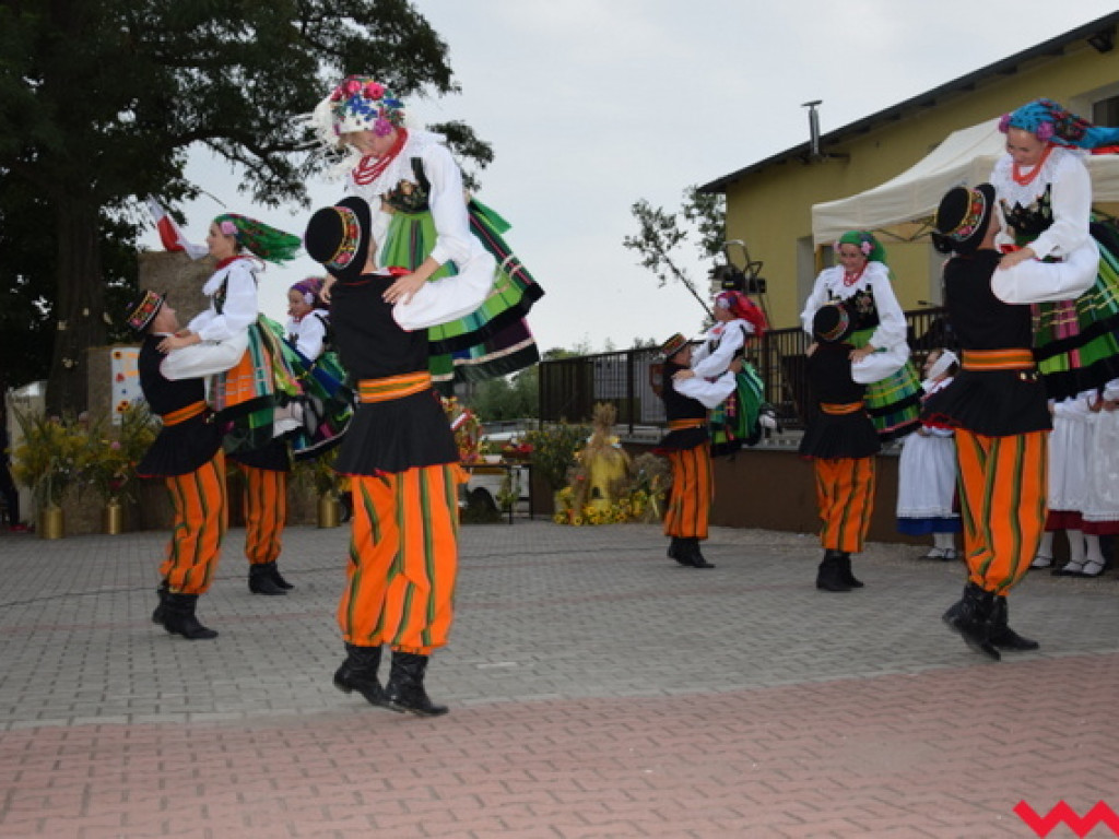 Święto folkloru na dożynkach wiejskich w Bieganowie. Koncert zespołu Ziemia Wrzesińska