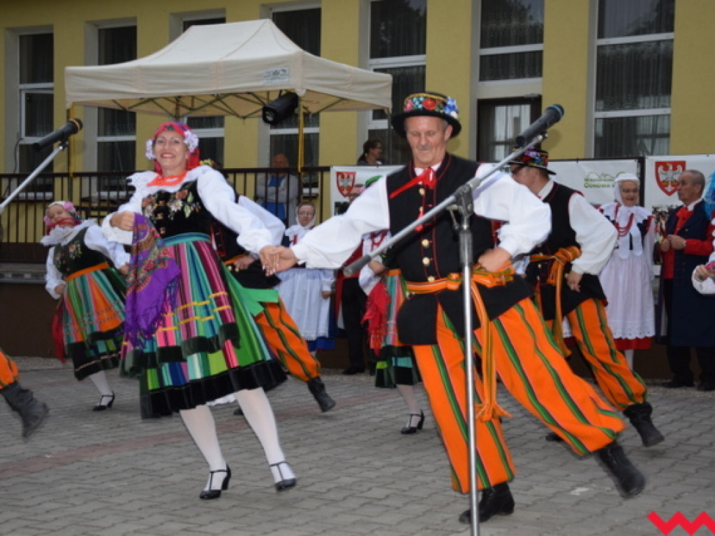 Święto folkloru na dożynkach wiejskich w Bieganowie. Koncert zespołu Ziemia Wrzesińska