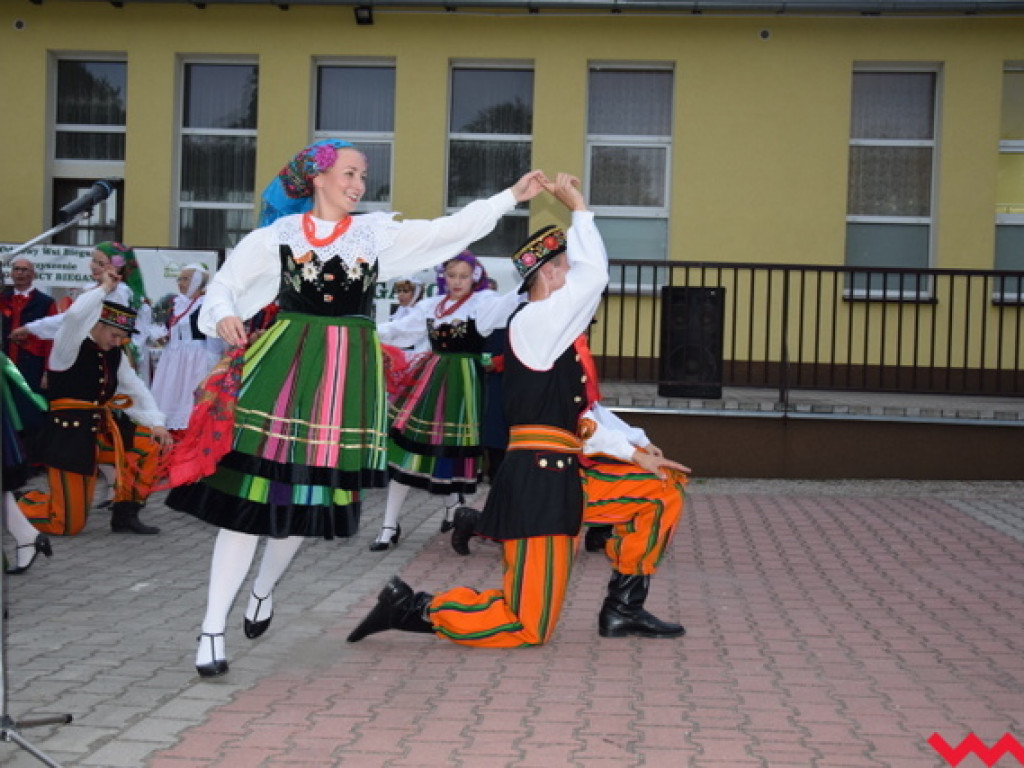 Święto folkloru na dożynkach wiejskich w Bieganowie. Koncert zespołu Ziemia Wrzesińska