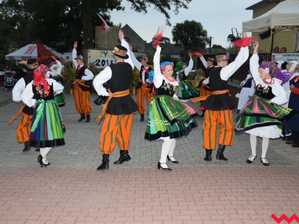 Święto folkloru na dożynkach wiejskich w Bieganowie. Koncert zespołu Ziemia Wrzesińska