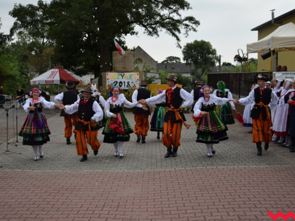 Święto folkloru na dożynkach wiejskich w Bieganowie. Koncert zespołu Ziemia Wrzesińska