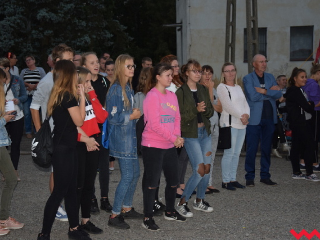 Święto folkloru na dożynkach wiejskich w Bieganowie. Koncert zespołu Ziemia Wrzesińska