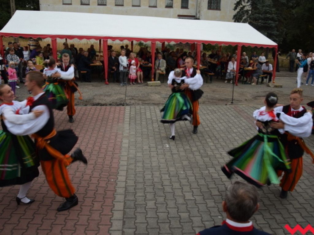 Święto folkloru na dożynkach wiejskich w Bieganowie. Koncert zespołu Ziemia Wrzesińska