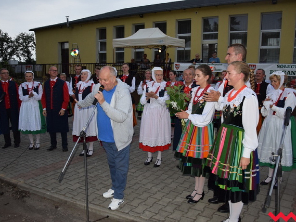 Święto folkloru na dożynkach wiejskich w Bieganowie. Koncert zespołu Ziemia Wrzesińska