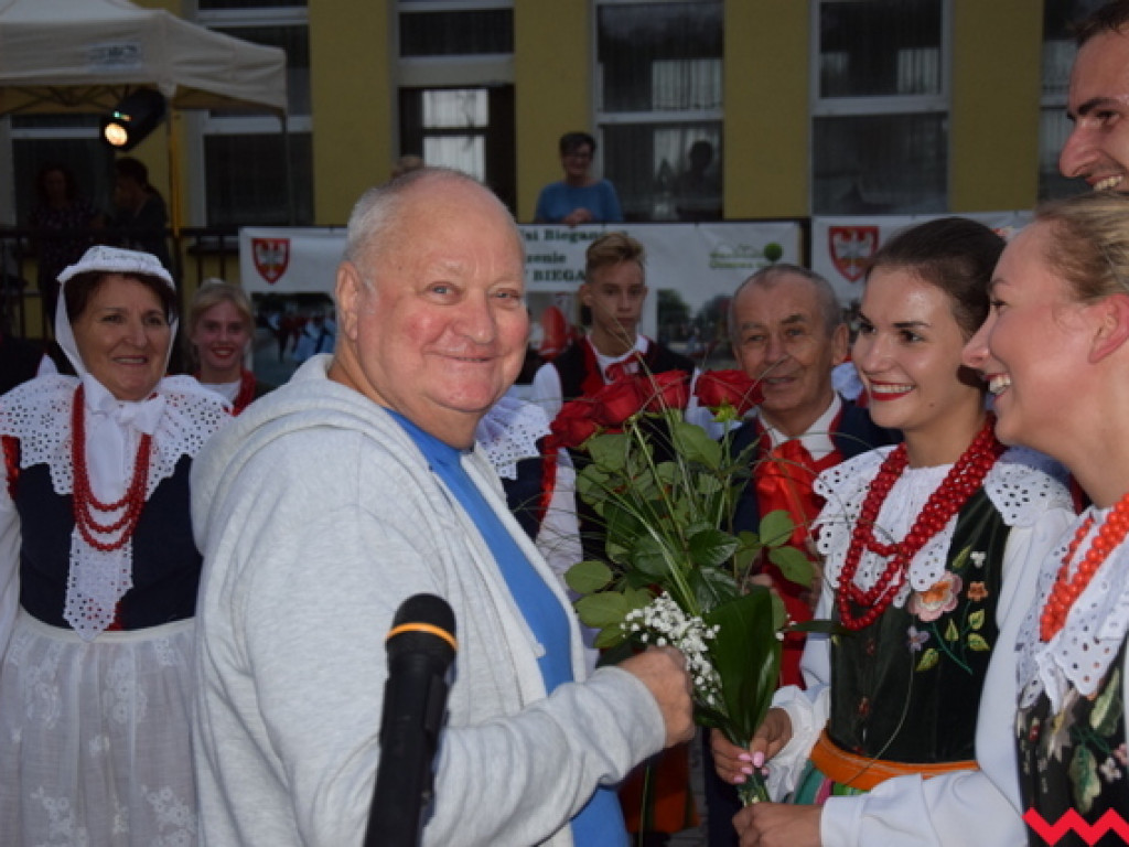 Święto folkloru na dożynkach wiejskich w Bieganowie. Koncert zespołu Ziemia Wrzesińska